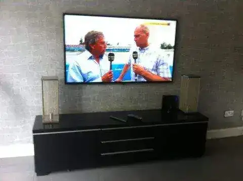 TV wall mount in a conservatory with reinforced fixings for uPVC wall