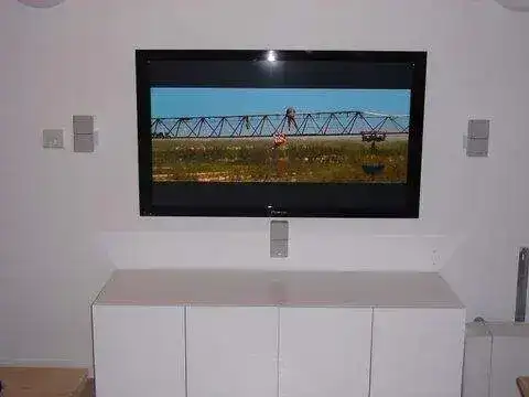 Angled bracket fitting in an alcove to suit room layout