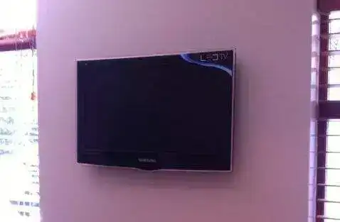 Articulating arm bracket allowing TV to swivel between kitchen and dining area