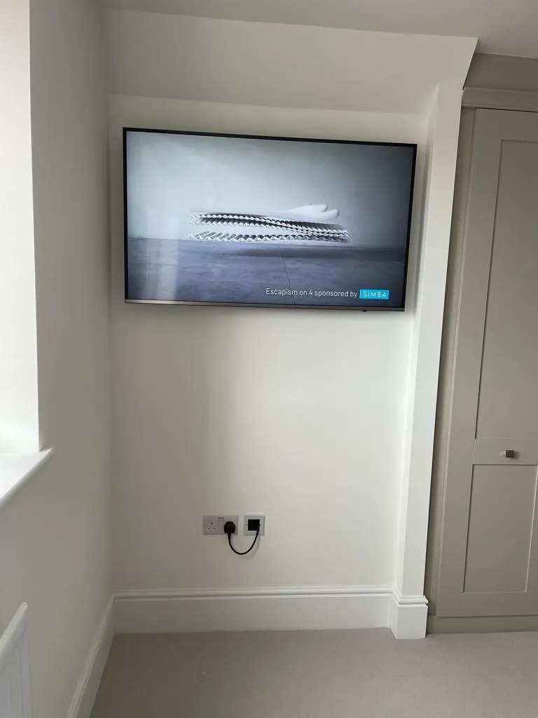 TV Wall Mounting in Enfield EN7 — image 9