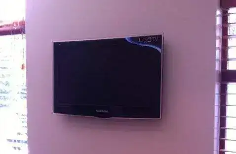 Full-motion bracket with angled viewing — example 28