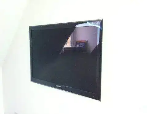 Finished setup with clean cable management — example 32